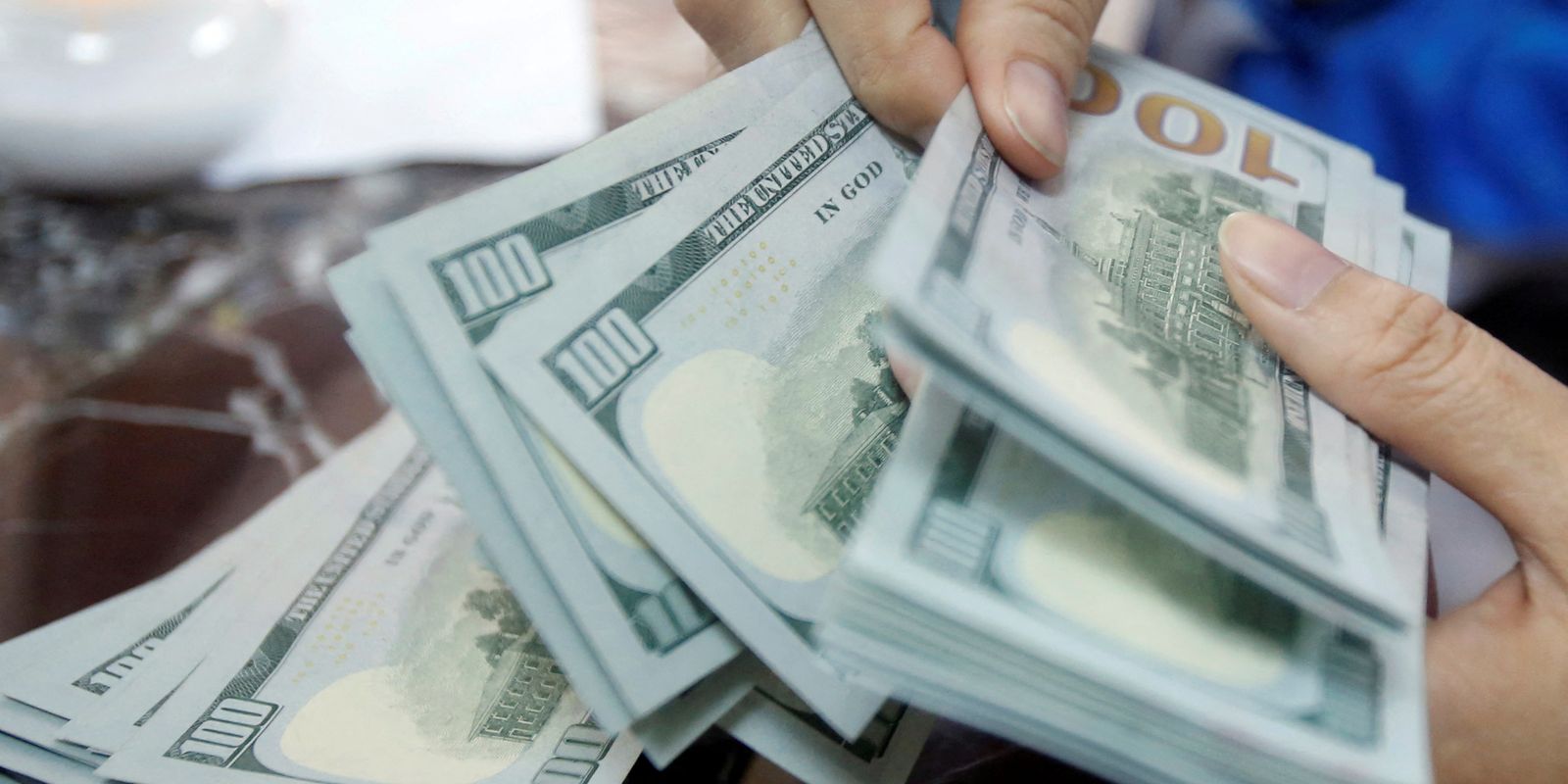 Dólar fecha abaixo de R$ 5, e bolsa cai com cautela global